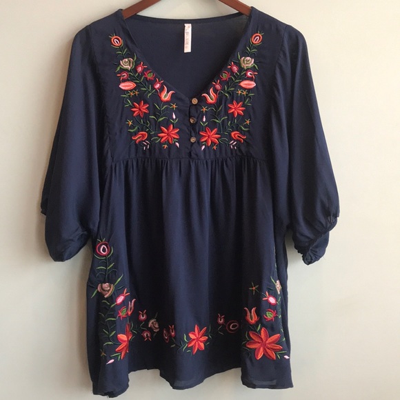 Tops - ⭐️Floral Embroidered Tunic Blouse